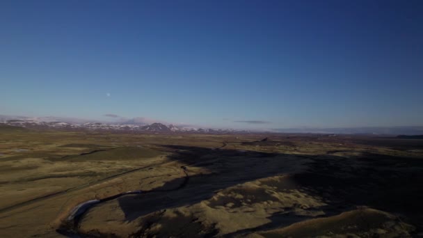 Nádherný letecký pohled na rozlehlé skalnaté krajiny a pohoří na Islandu — Stock video