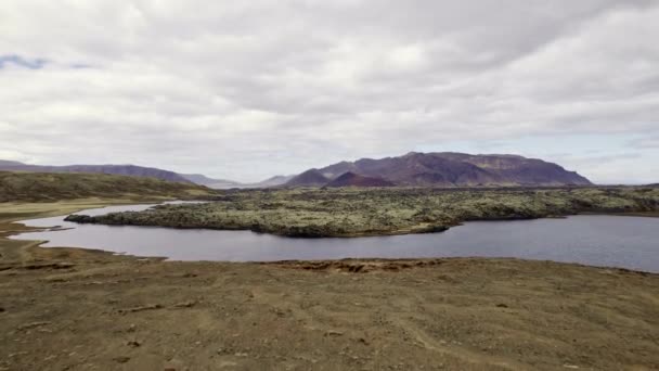 Vista panorâmica aérea de cordilheiras e céu azul pálido com nuvens lindas — Vídeo de Stock