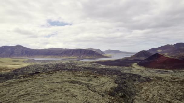 Zakresy górskie i niekończące się morze i Sky Horizon, Islandia — Wideo stockowe