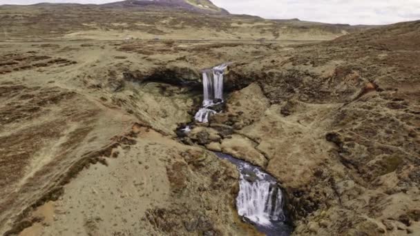Horské pásmo obklopené poli pokryté hnědou trávou a mechem, Island — Stock video