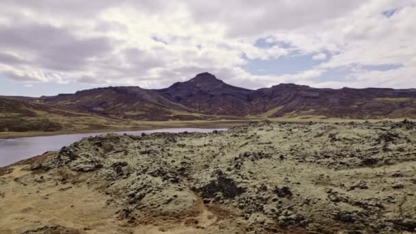 Vue Aérienne Panorama De La Belle Chaîne De Montagne Et Des Eaux Du Lac Calmes — Video