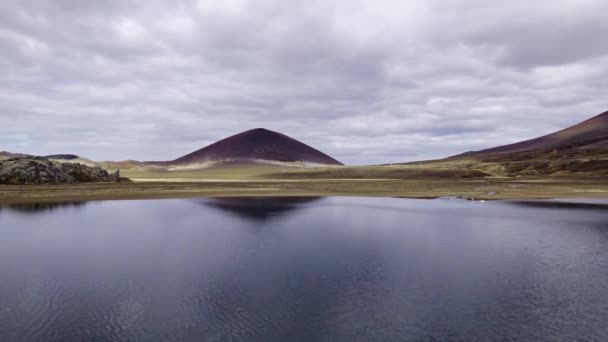 Великолепный вид на горный хребет и озеро Серене — стоковое видео