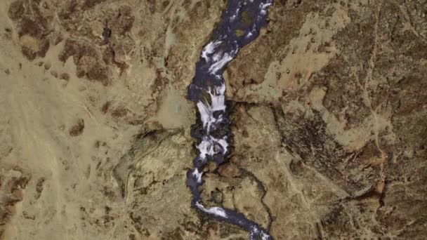웅장 한 폭포에서 흘러나오는 물 길을 찍은 피추레스 크 드론 — 비디오