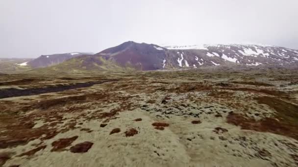 Беспилотник на фоне снежной вершины и белых облаков — стоковое видео