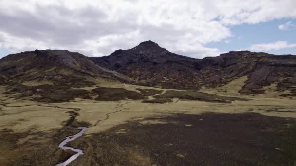 Nebeský dron Shot of Mountain Summit a malé jezero ve středu — Stock video