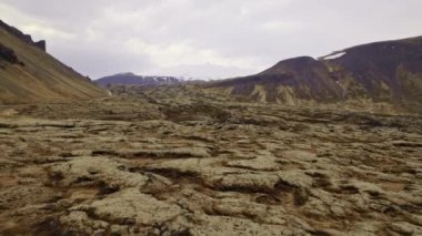 Zirvesinde Karla Dağların Güzel Manzarası