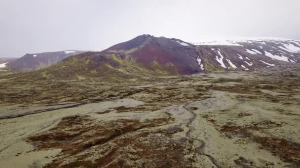 Tiro aéreo da cordilheira com neve e céu sem nuvens no fundo — Vídeo de Stock