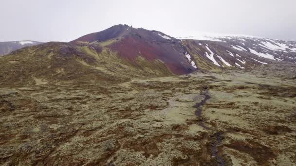 Dech beroucí panoramatický letecký pohled na pohoří se sněhem a bílou oblohou — Stock video