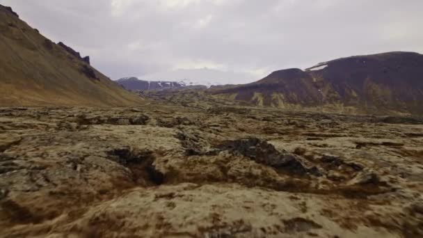 Scena aerea della cima della montagna innevata con nuvole bianche sullo sfondo — Video Stock