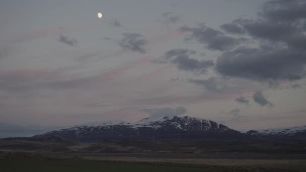 Панорамные обои Вид на горные снежные вершины и закатное небо — стоковое видео