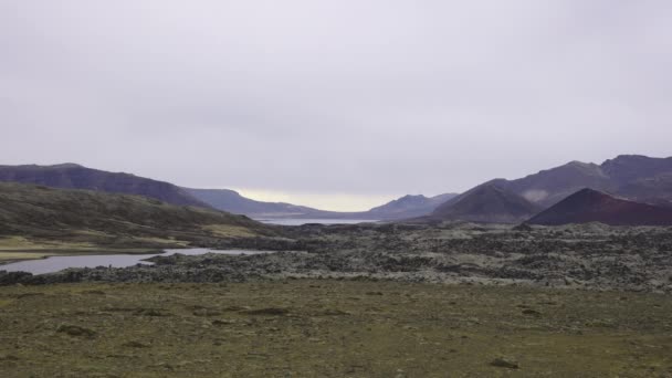 Paysage Majestueux Vue Aérienne des Chaînes de Montagne et du Lac Serein — Video