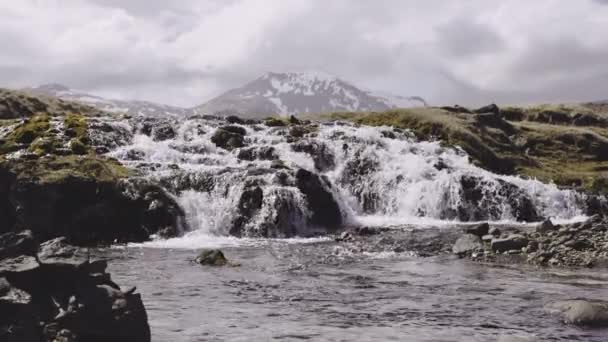 Luftaufnahme der Seite eines Berges mit einem kleinen Wasserfall — Stockvideo