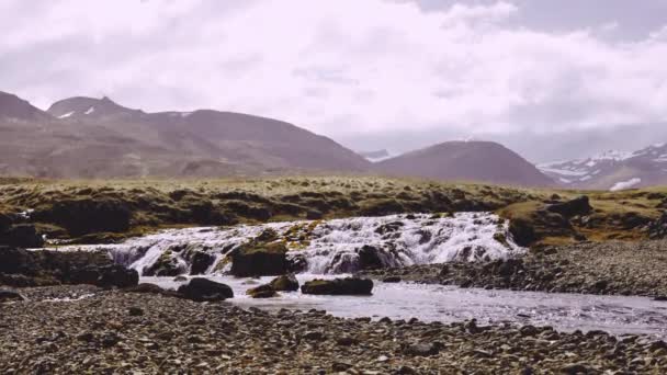 Szerokie ujęcie pasm górskich, strumieniowe wodospady na czystym niebie, Islandia — Wideo stockowe