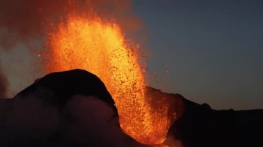 Reykjanes Yarımadası, İzlanda 'daki Fagradalsfall Volkanından Patlayan Lavlar