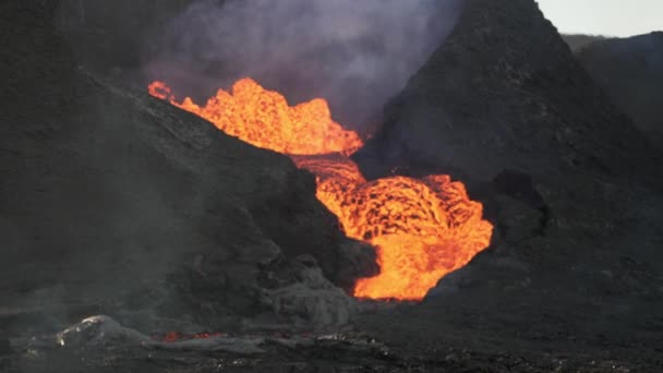 Caudal de lava del volcán Fagradalsfjall en la península de Reykjanes, Islandia — Vídeos de Stock