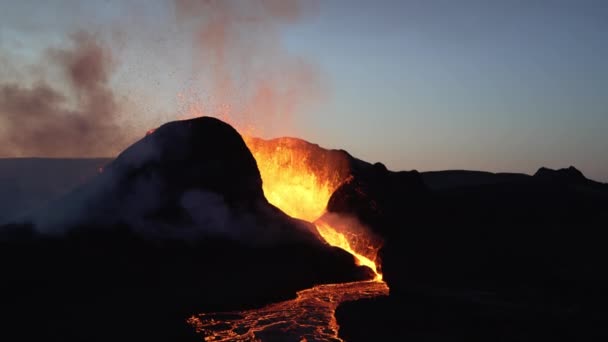 Lava fluye de erupción del volcán Fagradalsfjall en Reykjanes Islandia — Vídeos de Stock