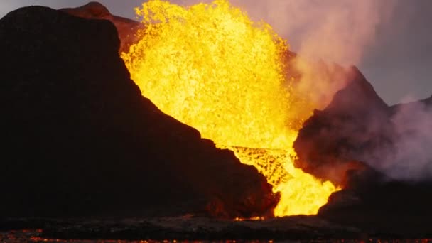 Lava dall'eruzione del vulcano Fagradalsfjall nella penisola di Reykjanes, Islanda — Video Stock