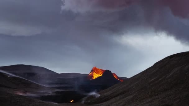 レイキャジェーン島の噴火による煙と雲｜Fagradalfajall火山アイスランド — ストック動画