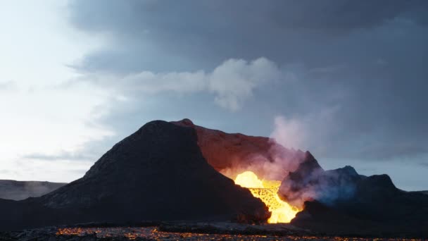 アイスランドのレイキャヤネス半島にあるファグラダルフィオール火山の噴火 — ストック動画