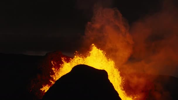 レイキャヤネス半島のファグラダルフィヨルド火山から噴火する溶岩 — ストック動画