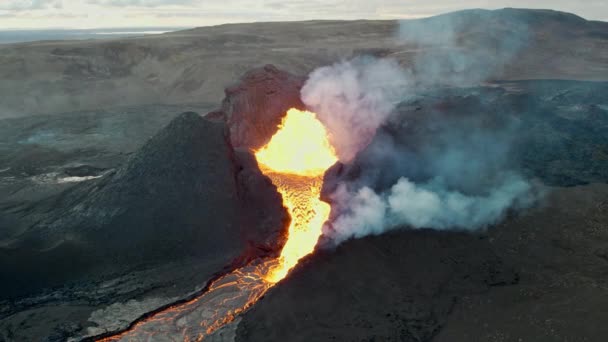 Caudal de lava del volcán Fagradalsfjall en la península de Reykjanes, Islandia — Vídeo de stock