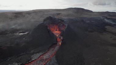 İzlanda, Reykjanes Yarımadası 'ndaki Fagradalsjall Volkanı' ndan Lav Akıntısı