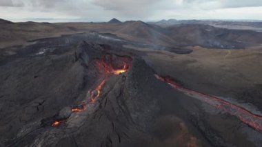 Reykjanes Yarımadası, İzlanda 'daki Fagradalsfall Volkanından Patlayan Lavlar