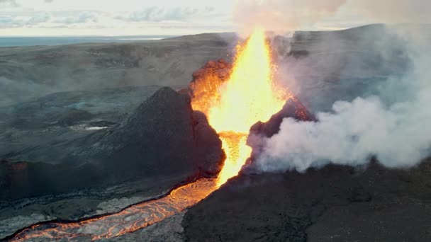 Lava Flow kitörése Fagradalsfjall vulkán Reykjanes-félszigeten, Izland — Stock videók