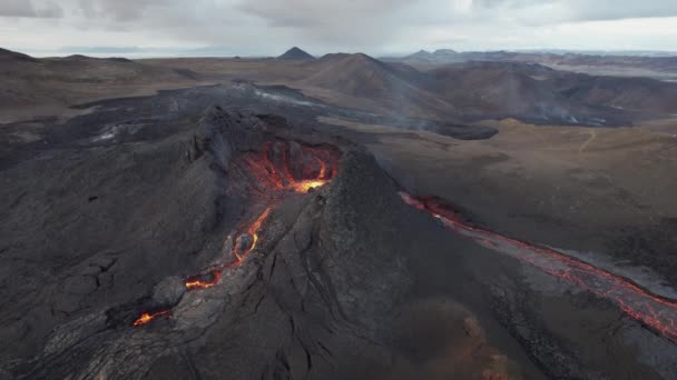 Lava aus dem Vulkan Fagradalsfjall auf der Halbinsel Reykjanes, Island — Stockvideo
