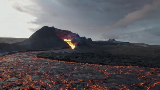 Caudal de lava del volcán Fagradalsfjall en la península de Reykjanes, Islandia — Vídeos de Stock