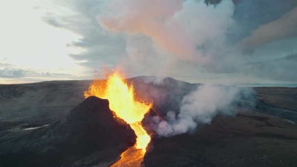 レイキャヤネス半島のファグラダルフィヨルド火山を噴火させる溶岩のドローン — ストック動画