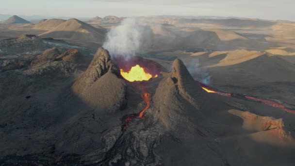 Erupción de lava desde el volcán Fagradalsfjall en la península de Reykjanes, Islandia — Vídeo de stock