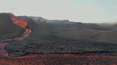 İzlanda, Reykjanes Yarımadası 'ndaki Fagradalsjall Volkanı' ndan Lav Akıntısı