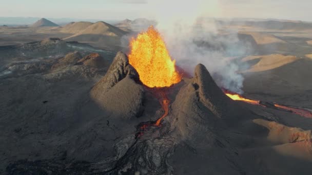 レイキャヤネス半島のファグラダルフィヨルド火山から噴火する溶岩 — ストック動画