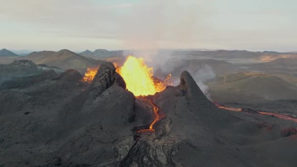 Wybuchająca lawa z wulkanu Fagradalsfjall na Półwyspie Reykjanes, Islandia — Wideo stockowe