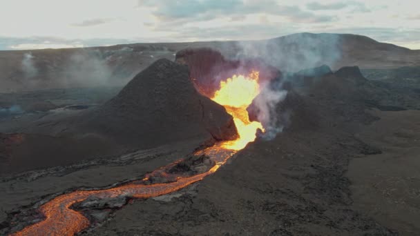 Caudal de lava del volcán Fagradalsfjall en Reykjanes Islandia — Vídeos de Stock