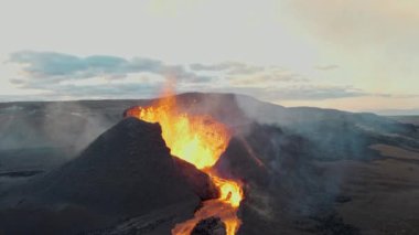 Reykjanes İzlanda 'daki Fagradalsfall Yanardağından Şiddetli Fışkıran Lava Akışı
