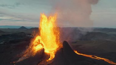 Reykjanes Yarımadası, İzlanda 'daki Fagradalsfall Volkanından Patlayan Lavlar