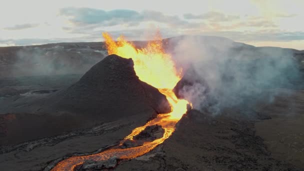 Lava flöde från våldsamt utbrott av Fagradalsfjall vulkan i Reykjanes halvön — Stockvideo