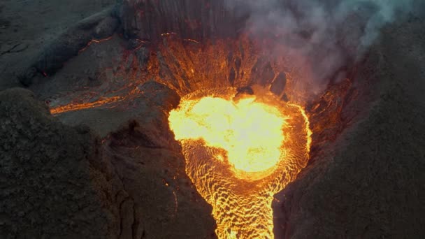 Lava flyder fra Erupting Fagradalsfjall vulkan i Reykjanes halvøen – Stock-video