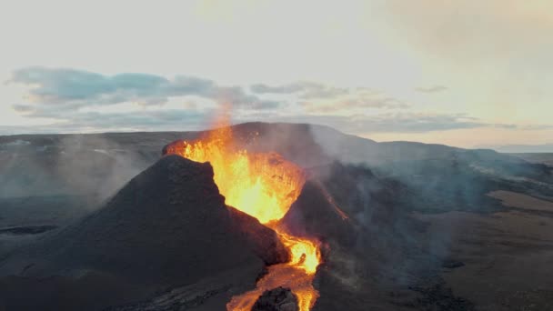 Вулкан Лава з бурхливого виверження Fagradalsfjall Volcano In Reykjanes Iceland — стокове відео