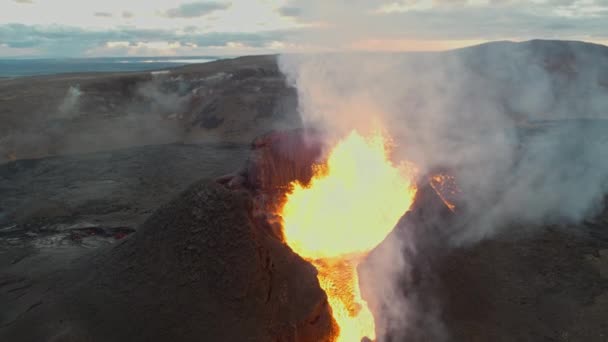 Lava coulant de l'éruption du volcan Fagradalsfjall à Reykjanes Islande — Video