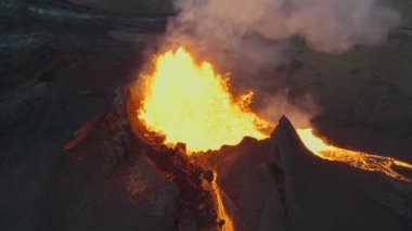 Reykjanes Yarımadası, İzlanda 'daki Fagradalsfall Volkanından Patlayan Lavlar