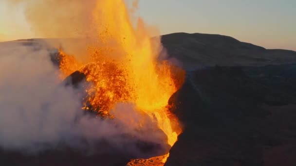 Lava Erupting Fagradalsfjall vulkan ved solnedgang i Reykjanes halvø, Island – Stock-video