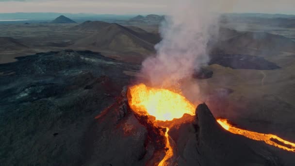 โดรนของลาวาใน Erupting ภูเขาไฟฟยาดาลฟยอลในเรคยาเนสคาบสมุทรไอซ์แลนด์ — วีดีโอสต็อก