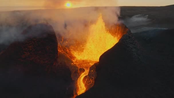 Lava bricht aus Vulkan Fagradalsfjall bei Sonnenuntergang auf der Halbinsel Reykjanes, Island — Stockvideo