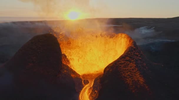 Lava Erupting Fagradalsfjall sopka při západu slunce v Reykjanes poloostrově, Island — Stock video