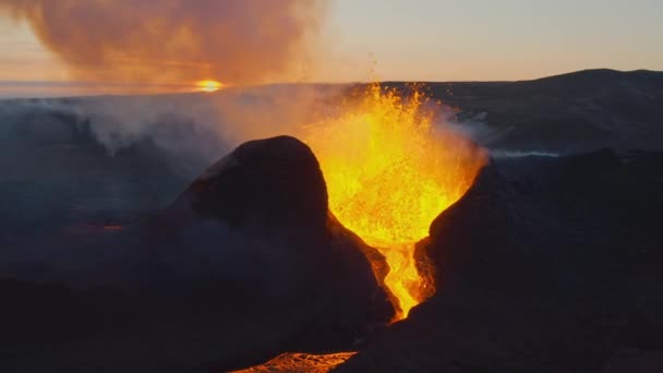 Erupción de lava desde el volcán Fagradalsfjall al atardecer Península de Reykjanes Islandia — Vídeos de Stock