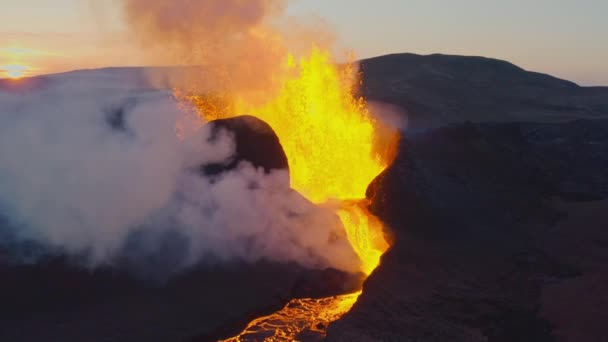 Lava Erupting Fagradalsfjall vulkan ved solnedgang i Reykjanes halvø, Island – Stock-video