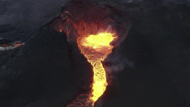 İzlanda, Reykjanes Yarımadası 'ndaki Fagradalsjall Volkanı' ndan Lav Akıntısı